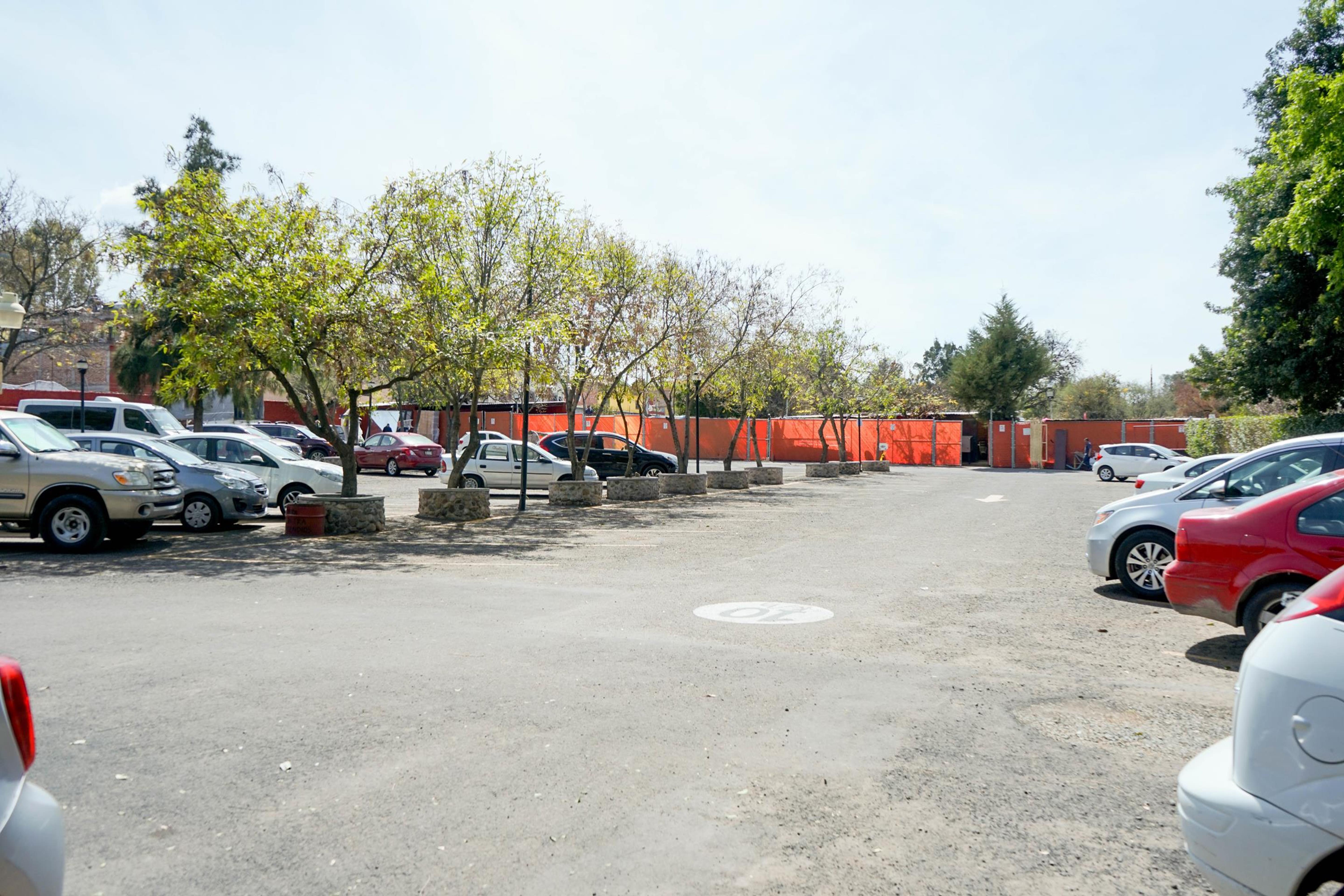 Real De Minas סאן מיגל דה אלנדה מראה חיצוני תמונה The parking lot of the station